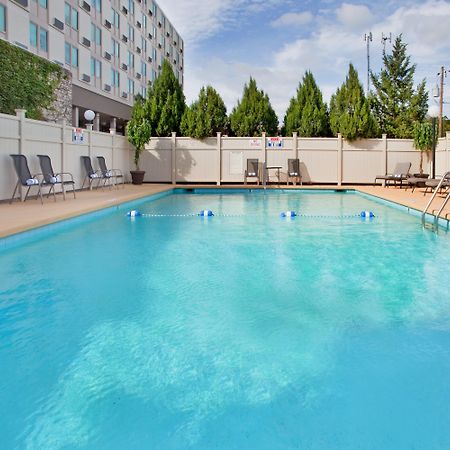 Holiday Inn At The Campus By Ihg Manhattan Exterior foto